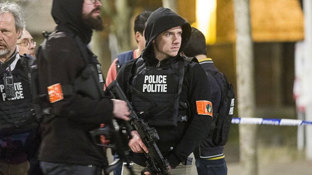 Der Einsatz ist noch nicht zu Ende: Belgische und französische Spezialkräfte suchen auch am Mittwoch nach zwei Verdächtigen. Eine Person war am Vortag erschossen worden.