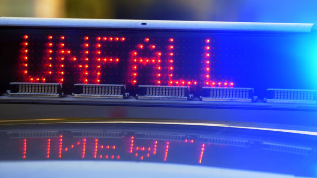 Auf der Autobahn A12 bei Flamatt hat sich am Montagmorgen ein Unfall ereignet. (Symbolbild)