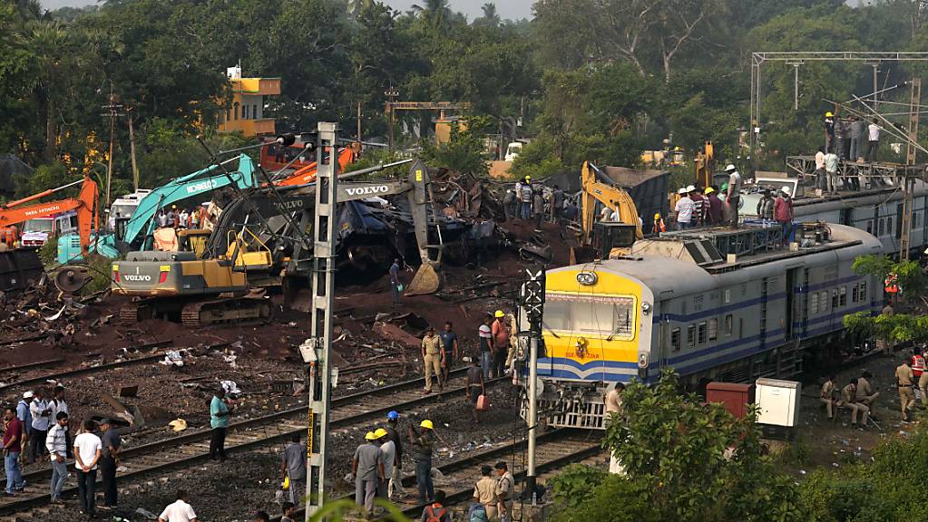 Die indischen Behörden beenden die Rettungsarbeiten und beginnen mit der Beseitigung der Wrackteile zweier entgleister Personenzüge im Osten Indiens, bei denen über Hunderte Menschen ums Leben kamen - eines der tödlichsten Zugunglücke des Landes seit Jahrzehnten.