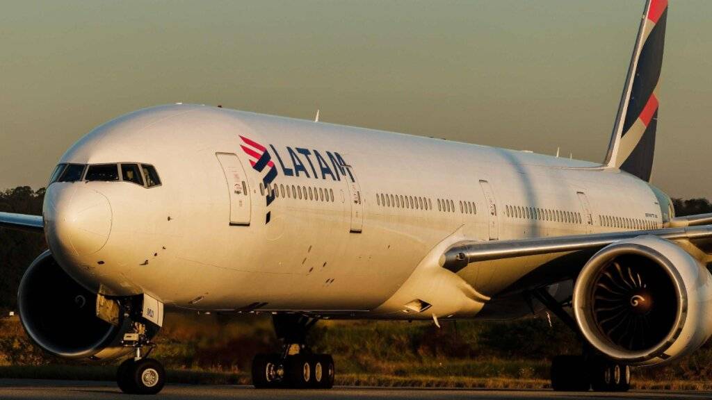 Brand unter Flugzeug in São Paulo – Passagiere evakuiert