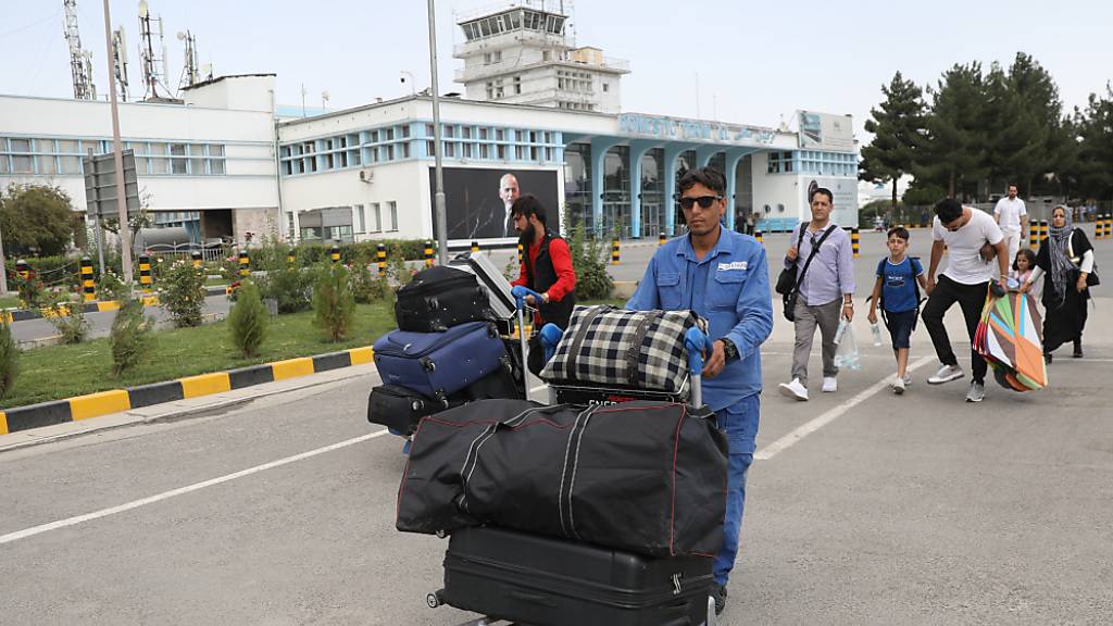 Passagiere gehen zum Abflugterminal des internationalen Flughafens Hamid Karzai in Kabul. Die militant-islamistischen Taliban setzen ihren Vormarsch in Afghanistan fort und rücken dabei immer näher an die Hauptstadt Kabul heran. Foto: Rahmat Gul/AP/dpa