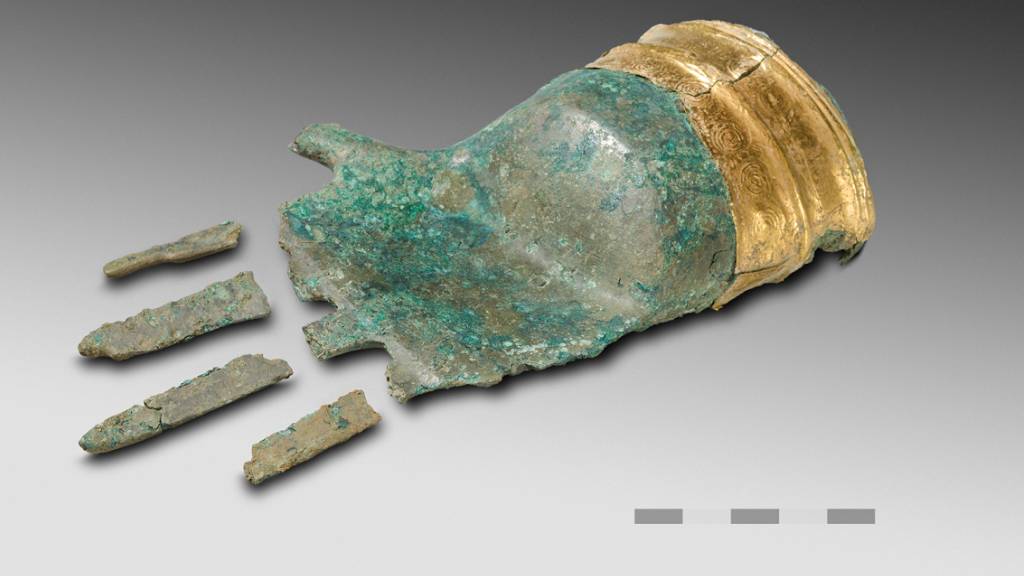 Die «Schatzsucher» stiessen mit ihrem Metalldetektor im Herbst 2017 auf diese 3500 Jahre alte Bronzehand. (Archivbild)
