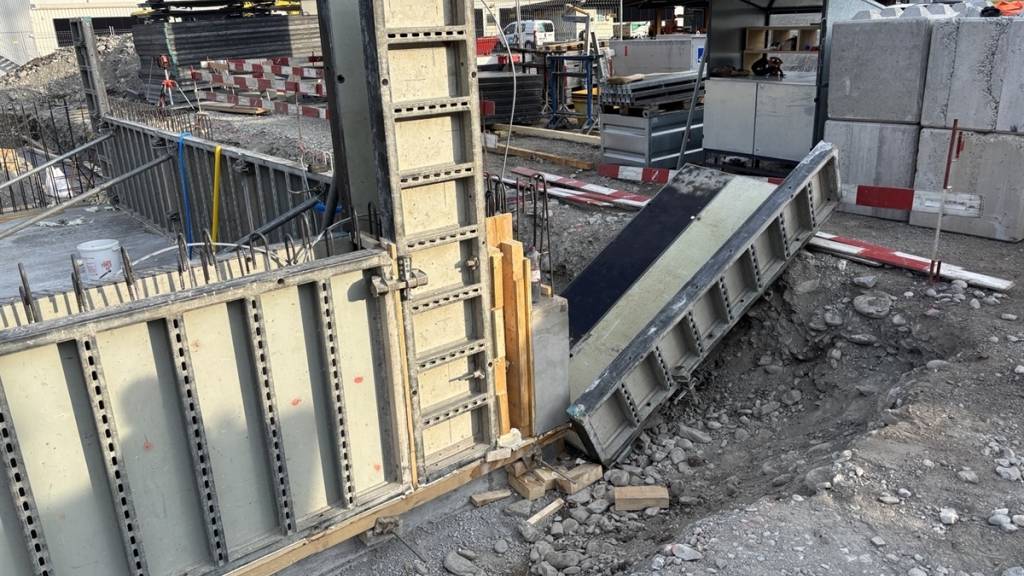 Der Arbeiter wurde zwischen Schalungselement und Böschung eingeklemmt.