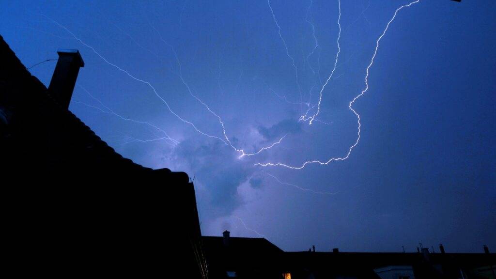 Im Thurgau sind bei der Kantonalen Notrufzentrale in der Gewitternacht auf Mittwoch 80 Schadensmeldungen eingegangen. Meldungen über Verletzte gingen jedoch keine ein. (Symbolbild)