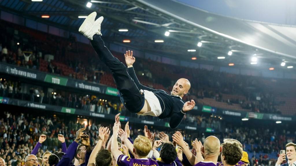 Die Eagles Deventer feiern nach dem Cupsieg ihren Trainer Paul Simonis