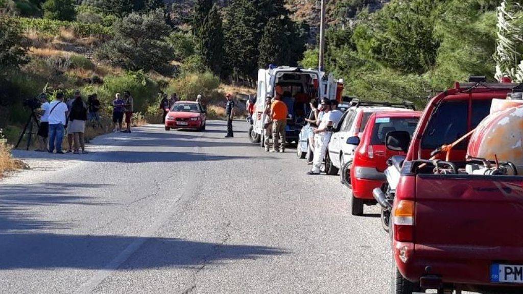 Behördenvertreter und Einwohner versammeln sich in der Nähe des Ortes auf Ikaria, wo die Leiche der britischen Wissenschaftlerin gefunden wurde.