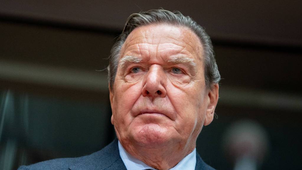 Schröder ist Aufsichtsratschef beim staatlichen russischen Energieriesen Rosneft und war zuletzt auch für die Pipeline-Gesellschaften Nord Stream und Nord Stream 2 tätig.