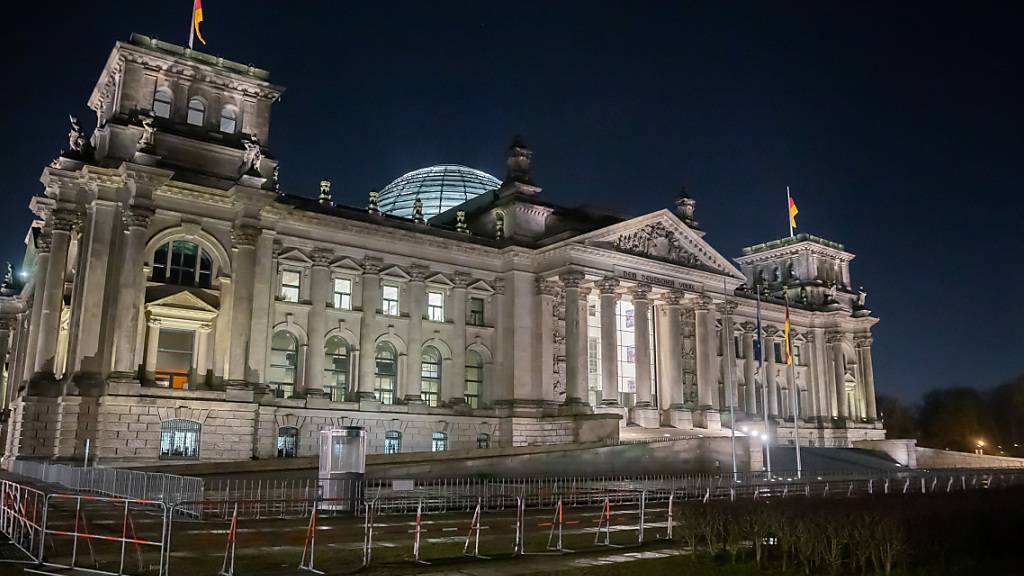 Das Reichstagsgebäude in Berlin bei Nacht. Im Machtkampf um die Kanzlerkandidatur sind der CDU-Vorsitzende Armin Laschet und CSU-Chef Markus Söder zu einem Treffen zusammengekommen. Foto: Christoph Soeder/dpa