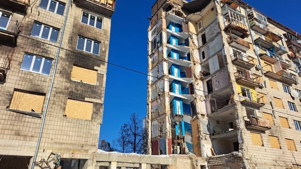 Der Aufgang von Darijas (Daschas) Haus wurde im Juni von einer russischen Rakete getroffen und zerstört. 23 Menschen starben. Foto: Andreas Stein/dpa