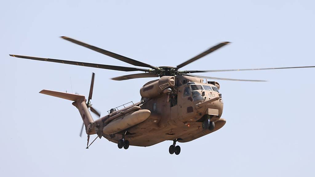 Ein Hubschrauber mit den geretteten israelischen Geiseln kommt im Sheba Medical Center an. Foto: Ilia Yefimovich/dpa