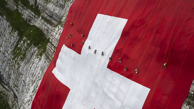 Grösste Schweizer Fahne am Säntis ausgerollt