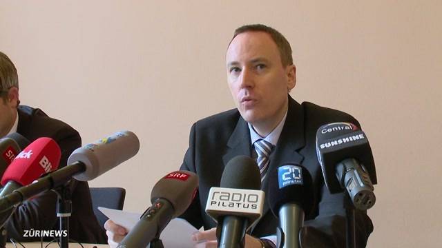 SVP-Kantonsrat Markus Hürlimann nimmt Stellung an Medienkonferenz