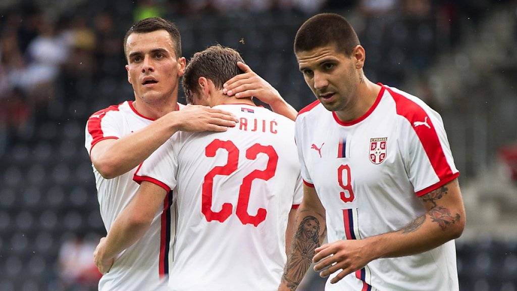 Der dreifache Torschütze Aleksandar Mitrovic (rechts) und seine serbischen Teamkollegen feiern einen Treffer
