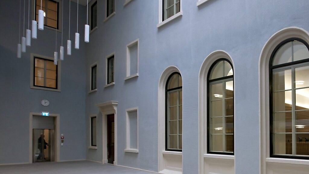 Das Gebäude des Zürcher Obergerichts musste am Dienstag wegen einer Bombendrohung geräumt werden. Im Bild der Eingangsbereich. (Archivbild)