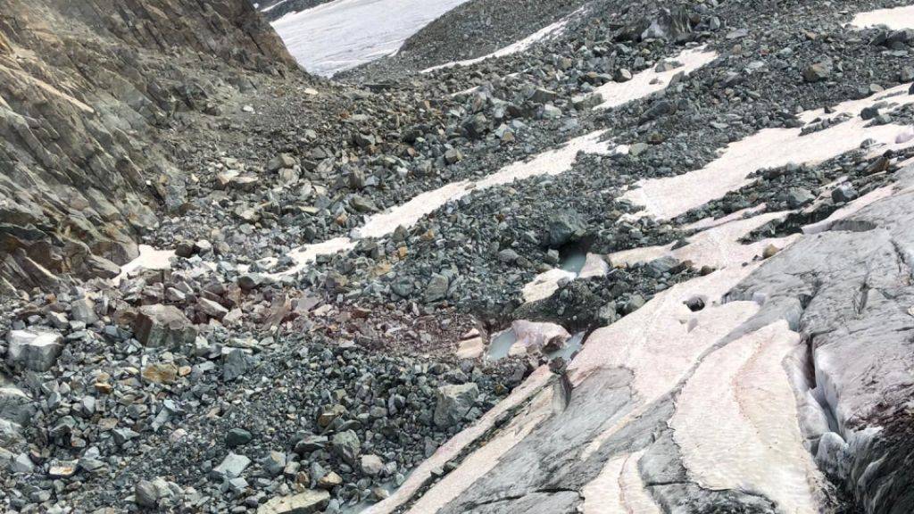 Auf dem Allalingletscher (im Bild) ist eine 58-jährige Alpinistin in eine Gletscherspalte gestürzt und ums Leben gekommen.