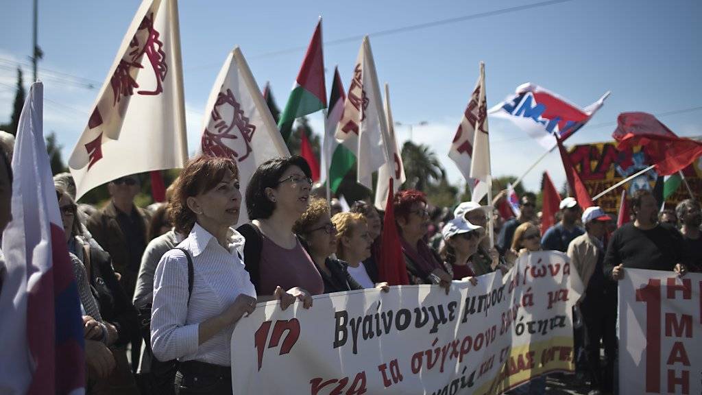 Gewerkschafter in Griechenland haben am 1. Mai für bessere Löhne demonstriert.