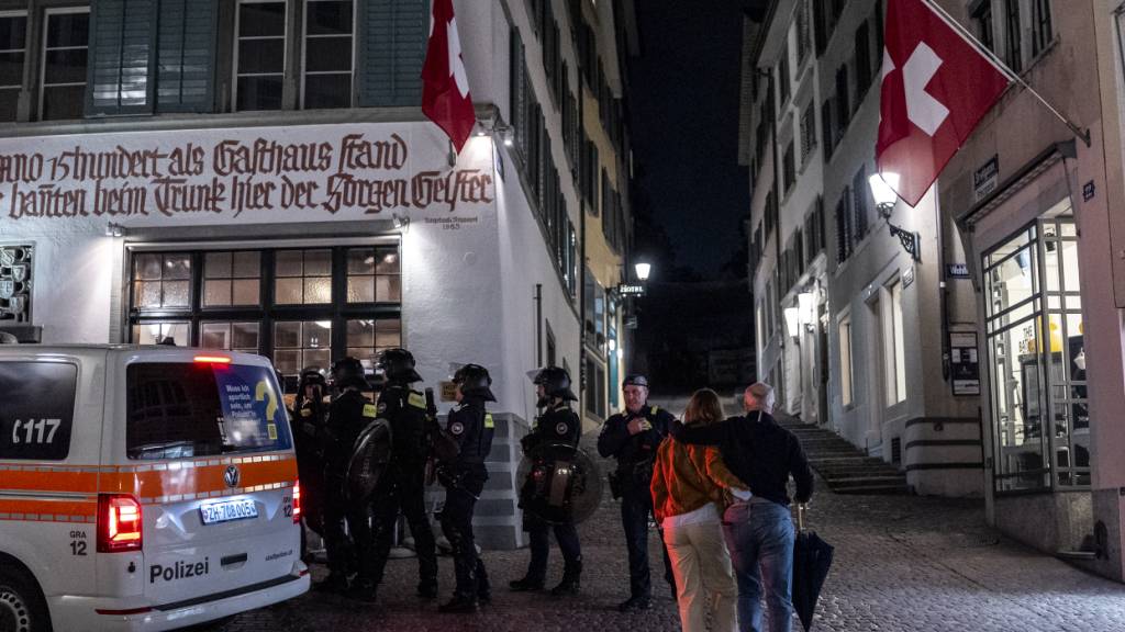 Linksautonome Aktivisten haben am Freitag den Lindenhof besetzt.
