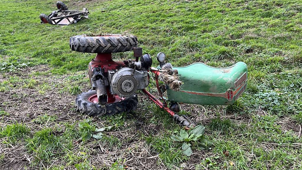 Der Einachser stürzte rund 50 Meter den Abhang hinunter.