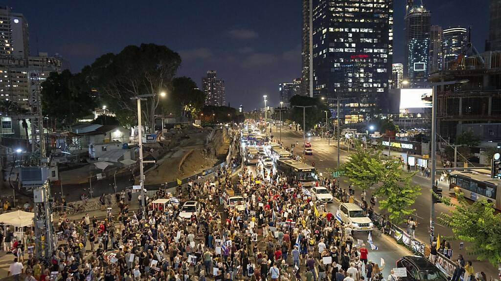 Für Geisel-Deal, gegen Regierung - Massenproteste in Israel