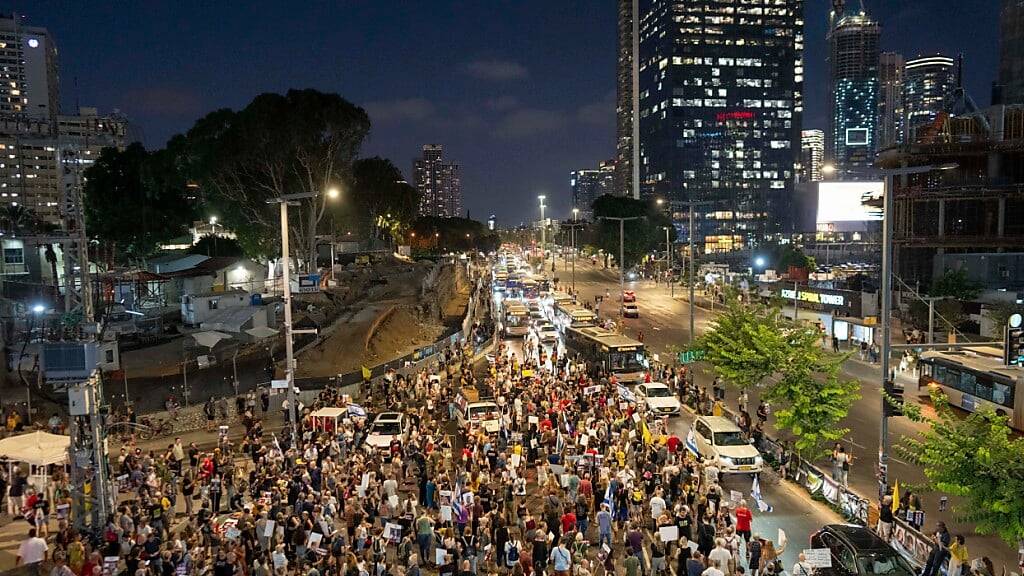 Angehörige von Geiseln, die von der Hamas im Gazastreifen festgehalten werden, und ihre Unterstützer protestieren in Tel Aviv. Foto: Ohad Zwigenberg/AP