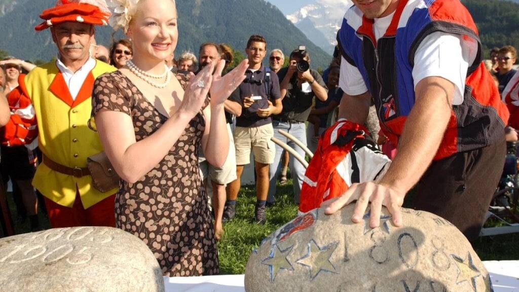 Eine Show: Die damalige Frau des Schweizer Botschafters in Deutschland, Shawne Fielding, und der spätere Rekordsteinstösser Peter Michel 2001 bei der Rückgabe des Unspunnensteins. (Archivbild)