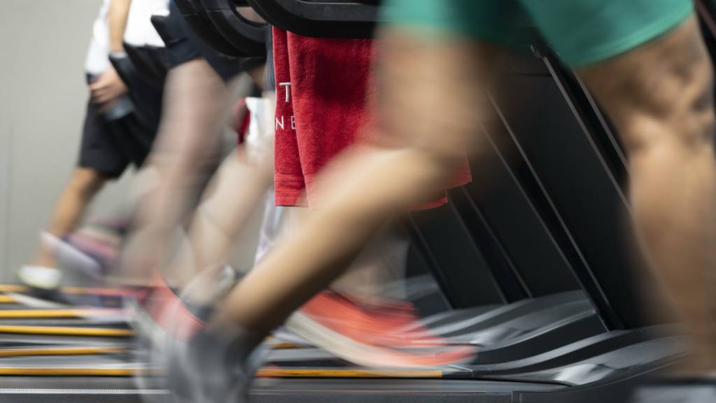 Frauen halten sich seltener an die empfohlene Zeit für Sport als Männer. Wenn sie es tun, profitiert ihr Herz aber stärker davon. (Symbolbild)