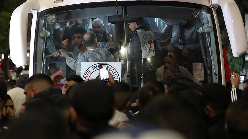 Ein Bus mit Mitarbeitern des Roten Kreuzes und palästinensischen ehemaligen Gefangenen kommt in Ramallah im Westjordanland an. Nun soll ein erneuter Gefangenentausch stattfinden - Israel und die Hamas sind aber unzufrieden mit den Namenslisten. Foto: Ayman Nobani/dpa