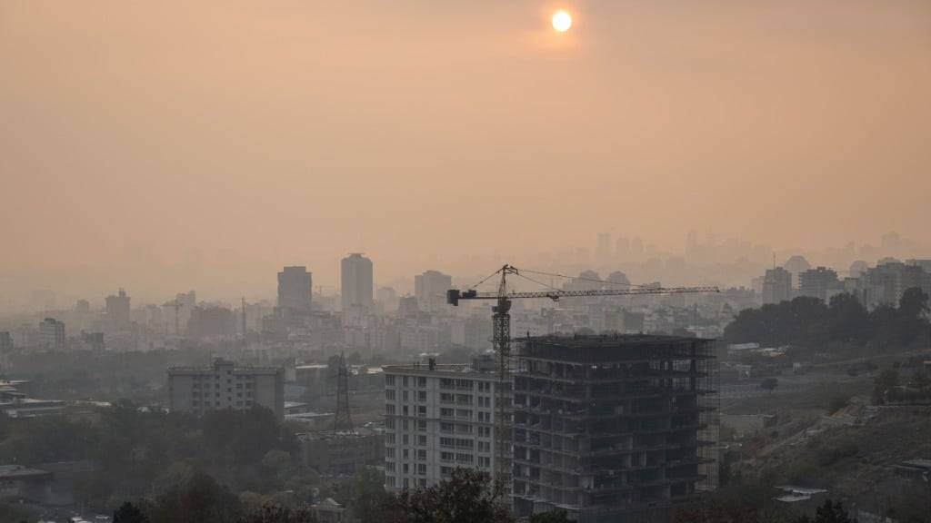 ARCHIV - Dichter Smog hängt über der iranischen Hauptstadt Teheran. Foto: Arne Immanuel Bänsch/dpa