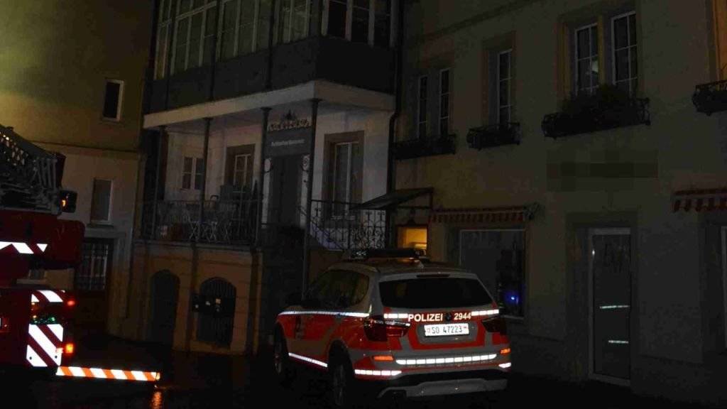 Polizei und Feuerwehr wurden in der Nacht auf Sonntag zu einem Brand in der Oltner Altstadt gerufen. In einem Pensionszimmer fanden sie eine leblose Person.