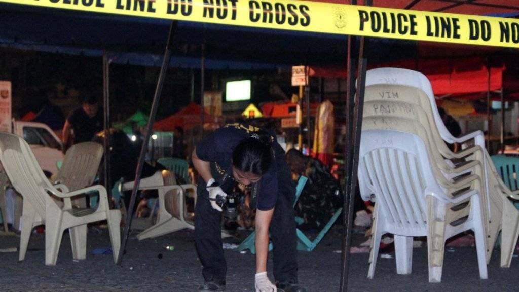 Eine Polizistin bei der Spurenaufnahme nach der Bombenexplosion in Davao auf der philippinischen Insel Mindanao.