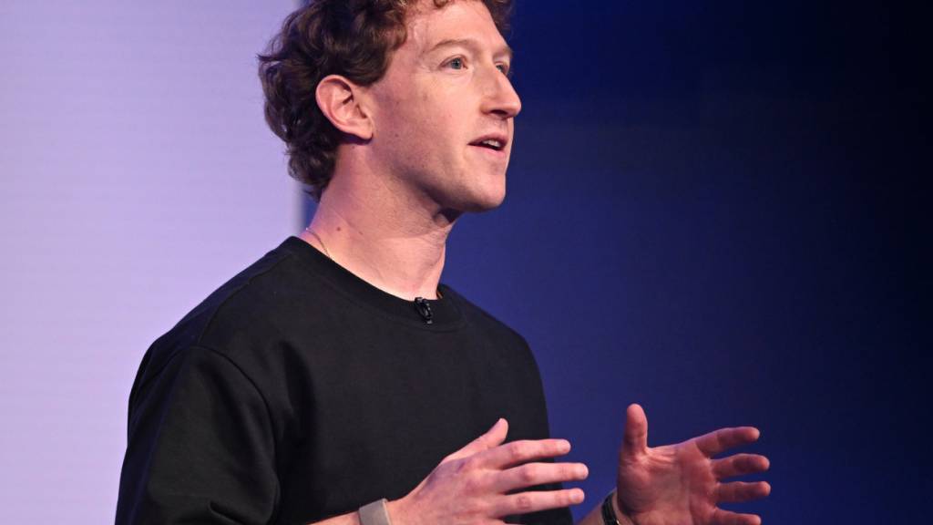 Facebook und Instagram bringen dem Meta-Konzern Milliarden ein. Mit diesem Finanzpolster beschleunigt Konzernchef Mark Zuckerberg die bereits hohen Ausgaben für KI-Infrastruktur noch weiter. (Archivbild)