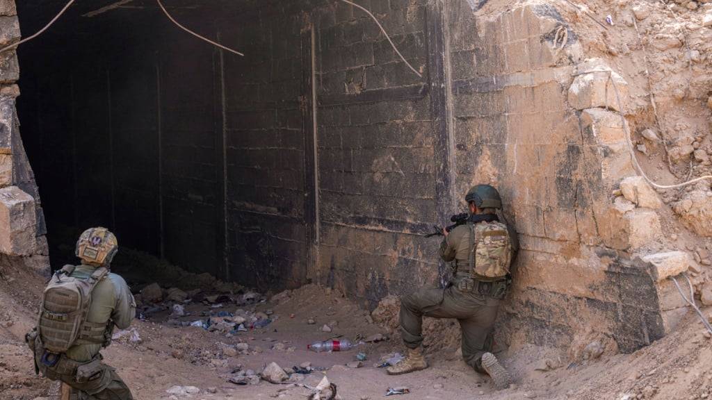 ARCHIV - Israelische Soldaten bewachen den Eingang eines Tunnels im Gazastreifen. Foto: Ilia Yefimovich/dpa/Archivbild