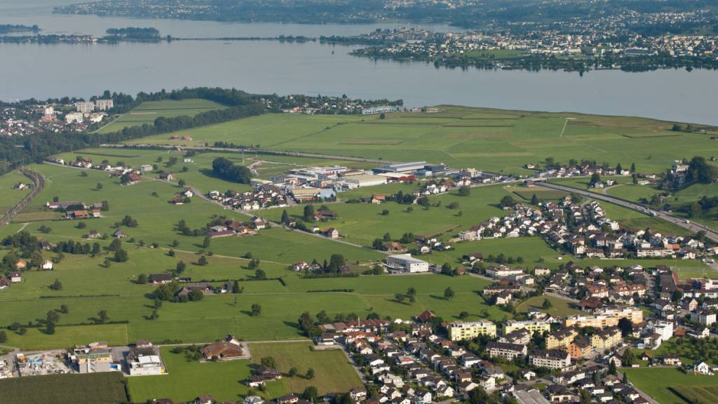 Der Flugplatz Wangen-Lachen SZ liegt am Zürichsee auf dem Gemeindegebiet von Wangen SZ.