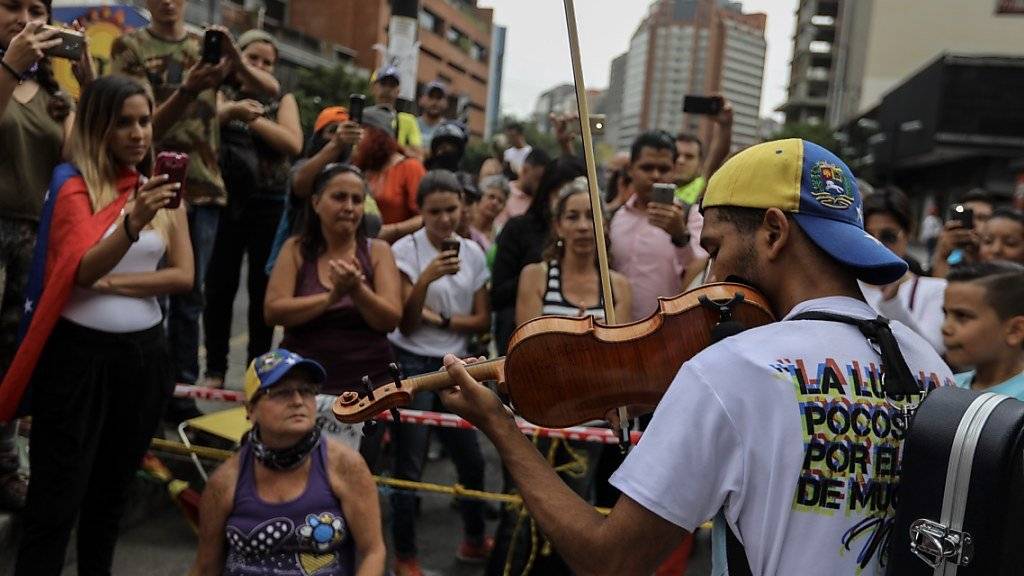 Der Violinspieler Willy Arteaga wird bei Protesten in Venezuelas Hauptstadt Caracas durch Tränengas verletzt. (Archivbild)