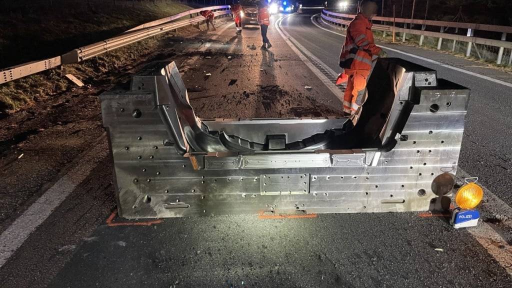 Das Stahlelement wiegt gemäss der Polizei mehrere Tonnen.