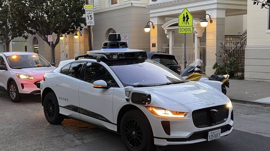 Die Google-Schwesterfirma Waymo stellt die Entwicklung selbstfahrender Lastwagen zurück und fokussiert sich auf Robotaxis. Im Bild ein fahrerloses Taxi der Firma in San Francisco im Februar 2023. (Archivbild)