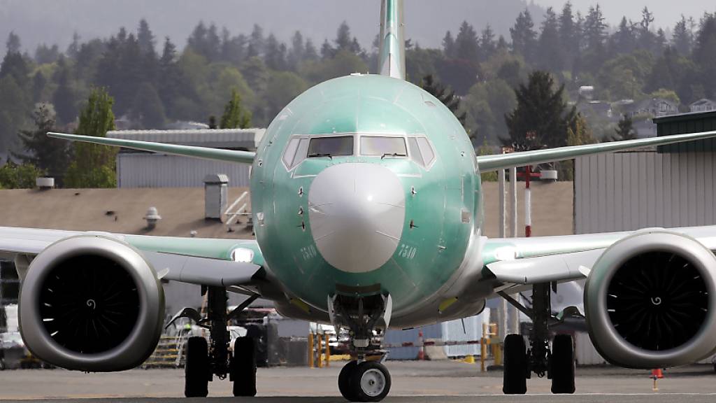 Die hartnäckigen Elektrikprobleme des Krisenjets 737 Max haben Boeings Auslieferungen im vergangenen Monat stark gebremst. Der Flugzeughersteller übergab im April insgesamt nur 17 Flugzeuge an Kunden. (Archivbild)