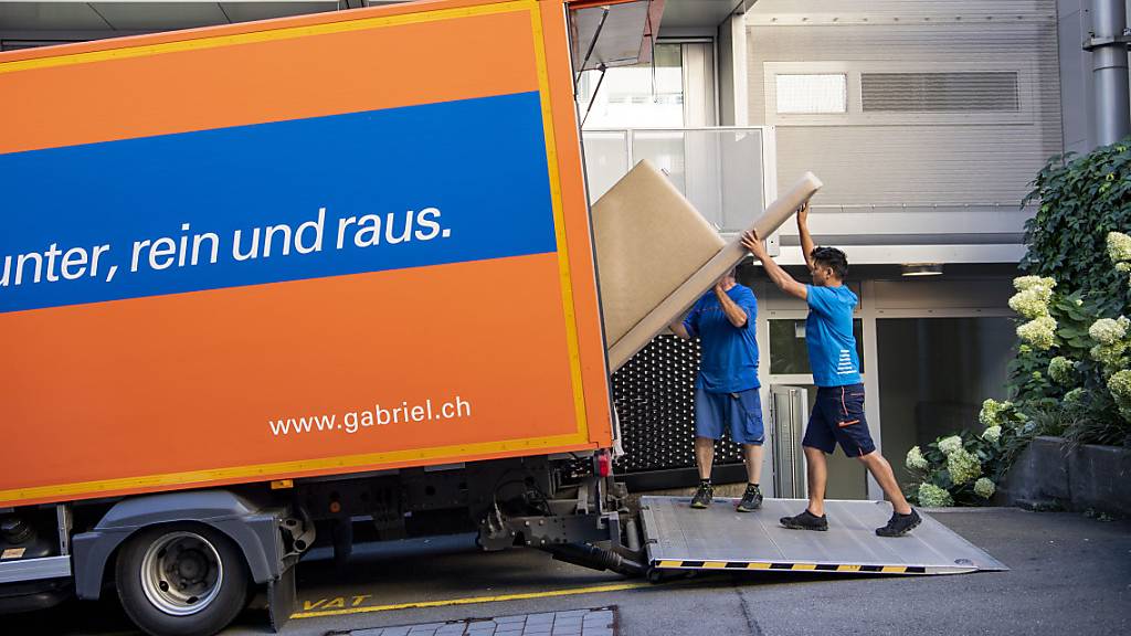 Die Zügelmänner von Gabriel Transport beim Zügeln einer Wohnung in der Stadt Luzern. (Archivbild).