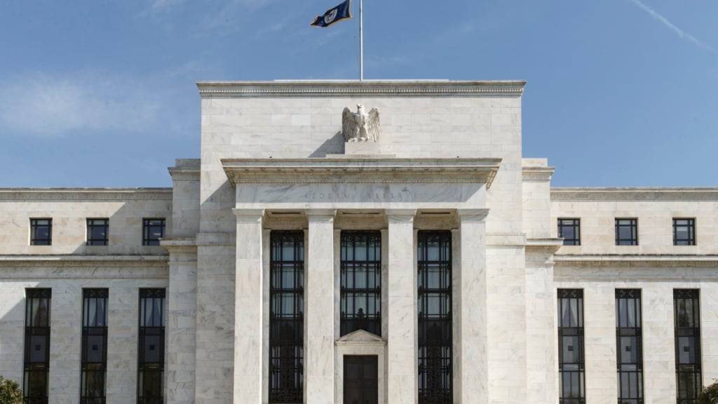 Die US-Notenbank will die Zinsen nicht senken, so wie es US-Präsident Donald Trump fordert. Als Grund dürfte die aggressive neue Zollpolitik des Weissen Hauses gelten. (Archivbild des Notenbankgebäudes in Washington D. C.)