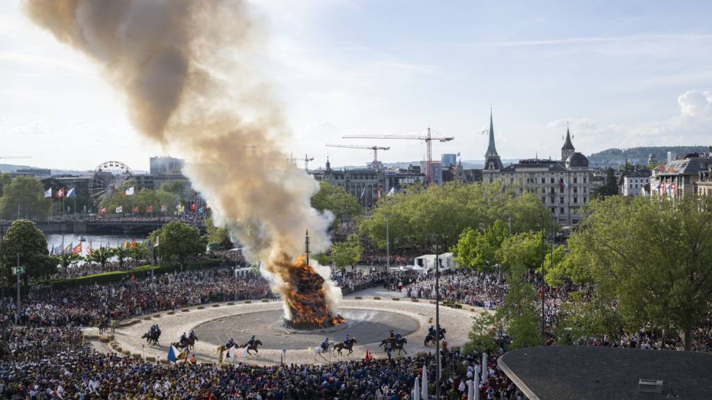 Am Zürcher Sechseläuten steht jeweils die Böögg-Verbrennung im Zentrum. Der Volksmund sagt: Je rascher nach dem Anzünden sein Kopf weg fliegt, desto schöner wird der Sommer.