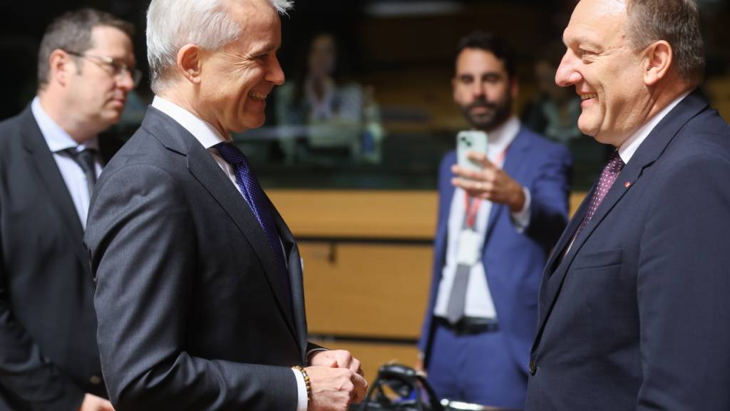 Bundesrat Beat Jans (links im Bild) bespricht mit seinen Amtskolleginnen und -kollegen der EU - hier mit dem litauischen Innenminister Vladislav Kondratovic - die aktuelle Migrationslage in Europa. Ein Thema dabei ist der künftige Schutzstatus für Ukrainerinnen und Ukrainer.
