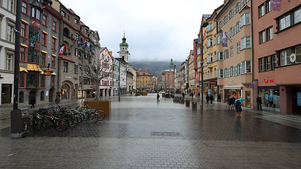 Nur wenige Menschen sind in der Fußgängerzone von Innsbruck unterwegs. Foto: Karl-Josef Hildenbrand/dpa