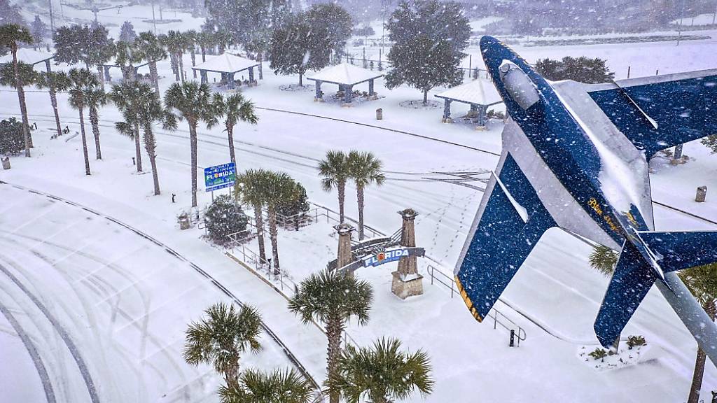 Schneefall in Pensacola in Florida. Foto: Luis Santana/Tampa Bay Times/AP/dpa - ACHTUNG: Nur zur redaktionellen Verwendung und nur mit vollständiger Nennung des vorstehenden Credits