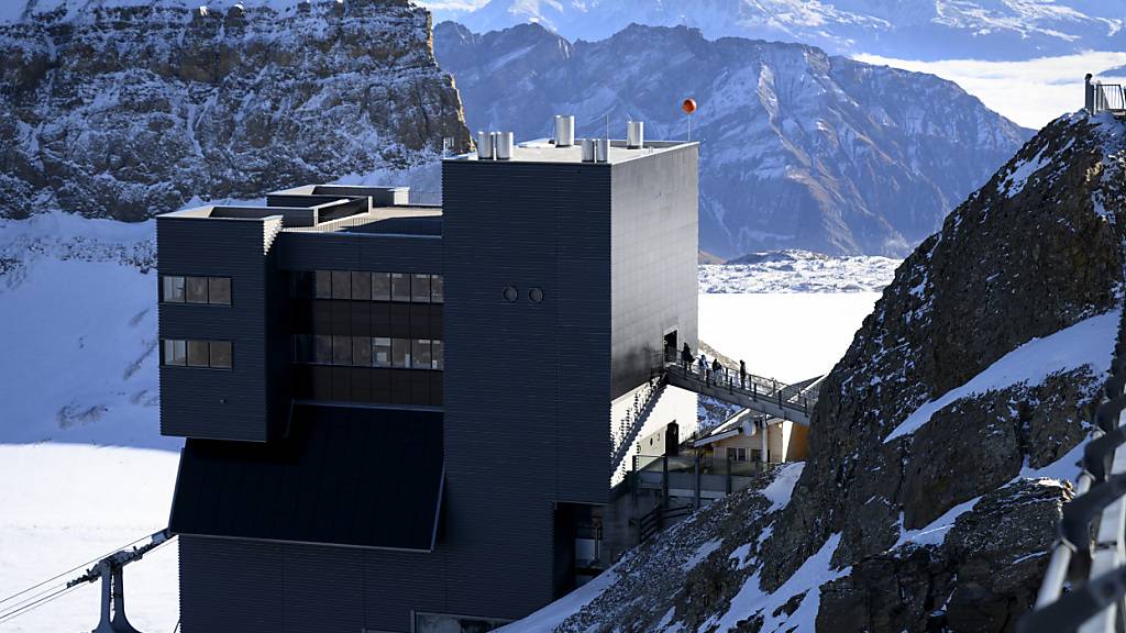 Das vor gut zwei Jahren durch einen Brand vollständig zerstörte Panorama-Restaurant im Skigebiet Glacier 3000 in Les Diablerets VD wurde nach den Plänen des Tessiner Stararchitekten Mario Botta entworfen und von Grund auf neu aufgebaut. Die Seilbahn war intakt geblieben, verletzt wurde niemand.