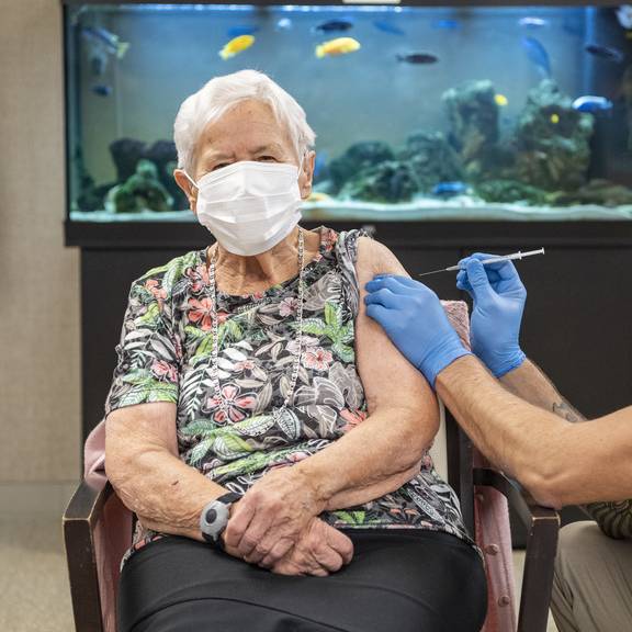90-Jährige als erste Person in der Schweiz gegen Corona geimpft