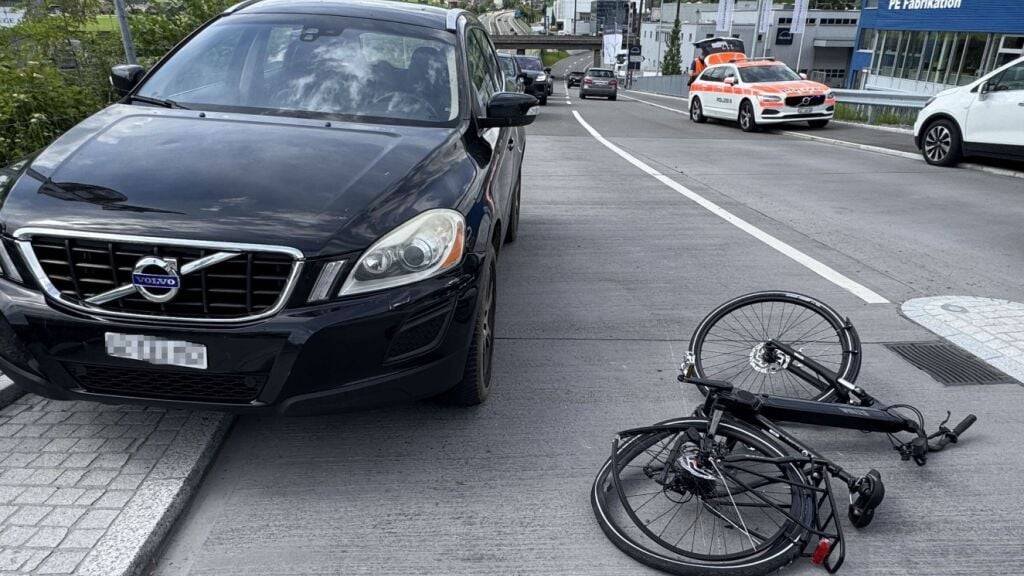 Die E-Bike-Fahrerin wurde von einem Auto touchiert und in ein zweites geschoben.