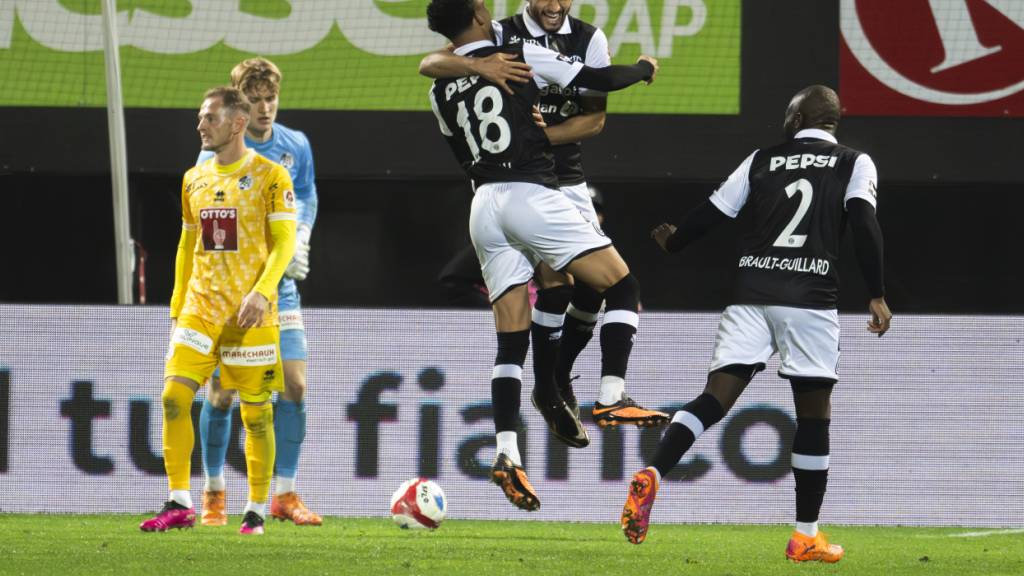 Hicham Mahou feiert mit Hadj Mahmoud das sehenswerte 1:0