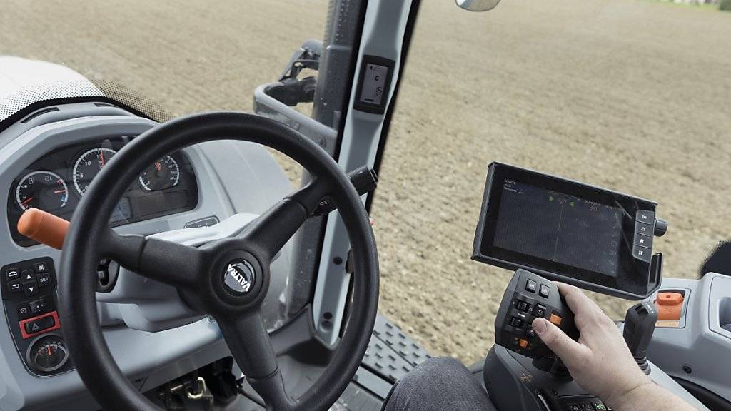 Der digitale Wandel verändert auch die Landwirtschaft: GPS-gesteuerte Saatbettbereitung, aufgenommen am 9. April 2018 auf der Swiss Future Farm in Tänikon im Kanton Thurgau. (Archivbild)