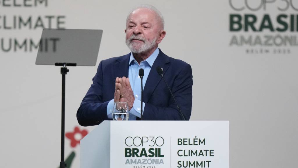 Der brasilianische Präsident Luiz Inácio Lula da Silva spricht in einer Plenarsitzung des UN-Klimagipfels COP30 in Belém. Foto: Fernando Llano/AP/dpa