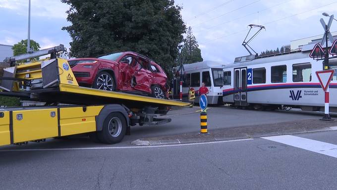 Auto kollidiert mit Bahn – eine Person verletzt